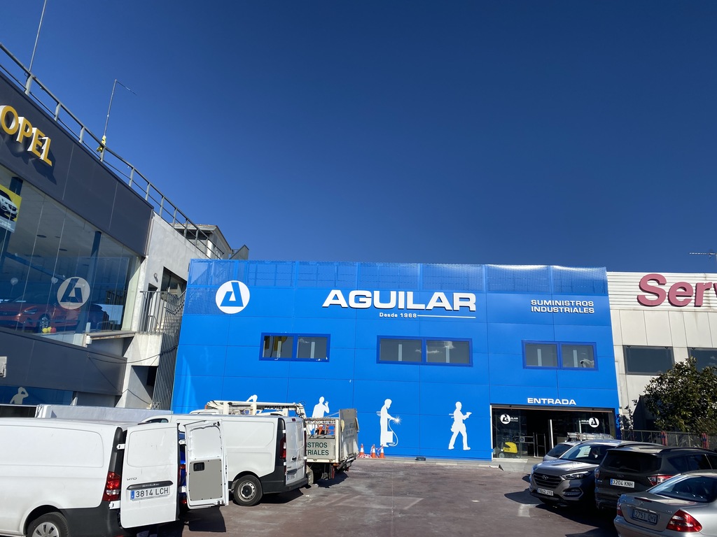 imagen de una empresa pintada de color azul