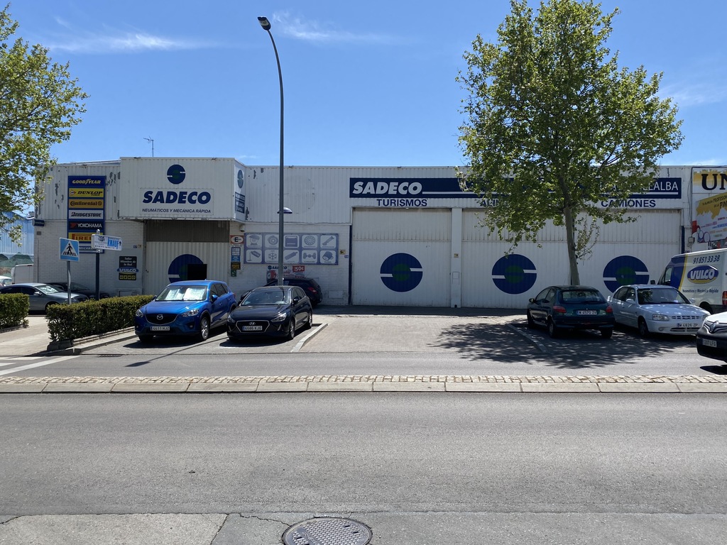 imagen de empresa pintada de blanco