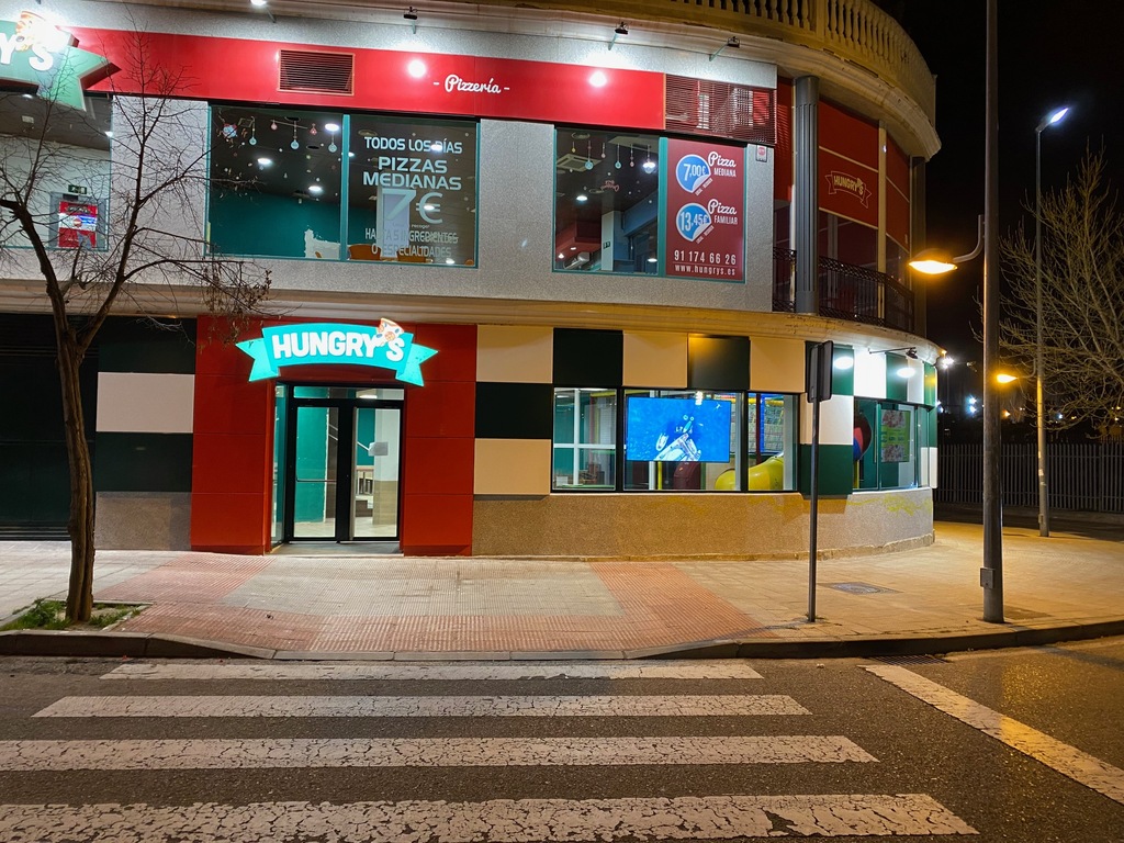 imagen de empresa pintada de rojo