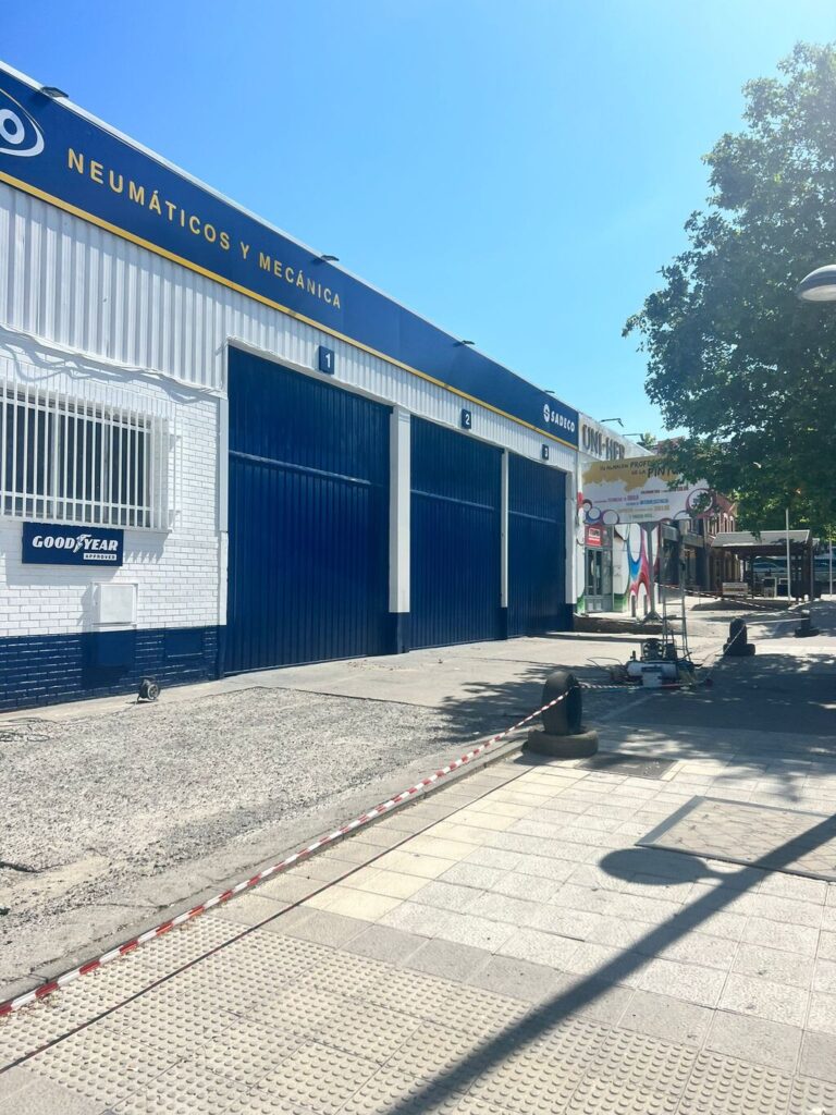 imgen de empresa pintada amarilla y azul