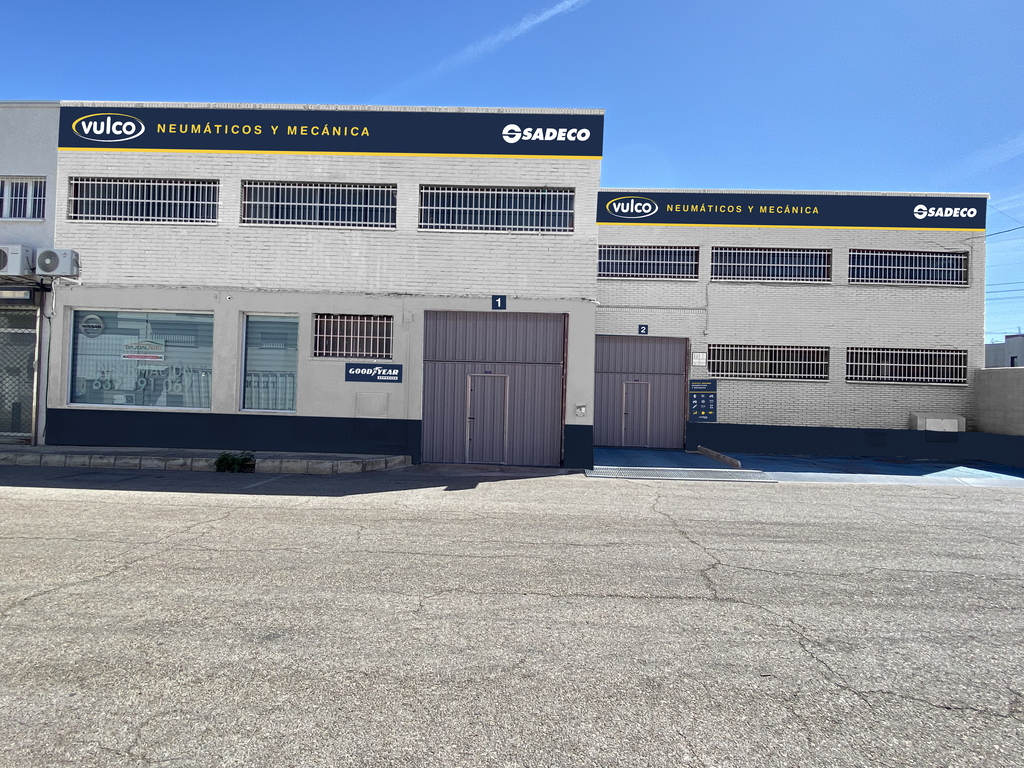 imagen de empresa pintada de azul y amarillo